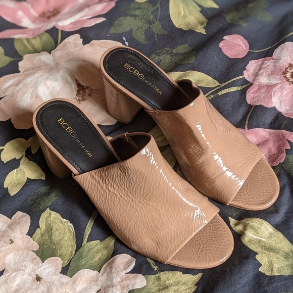 BCBG tan sandals. Sz 10. - Picture 2 of 6